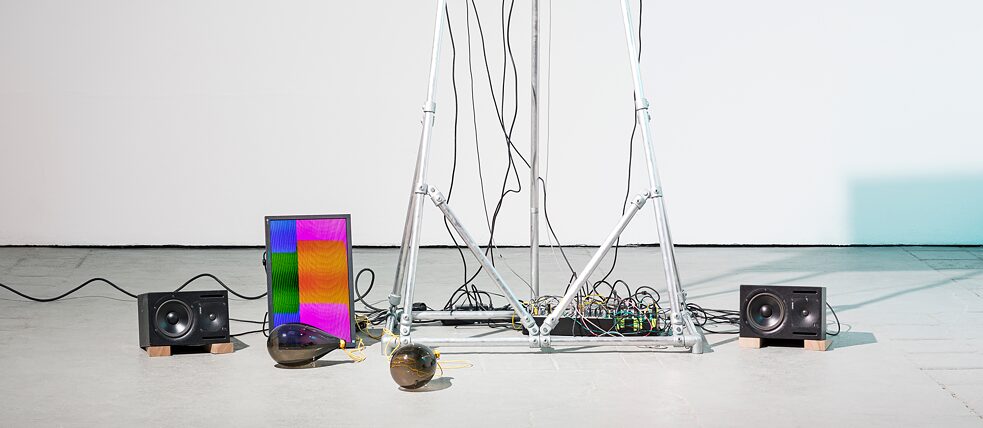 Robert Lippok, Objects and Bodies, 2020, Klangmodule, Videosynthesizer, Becken, handgeblasene Resonanzkörper, Lautsprecher 