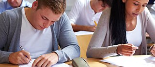 Person bei der schriftlichen Prüfung