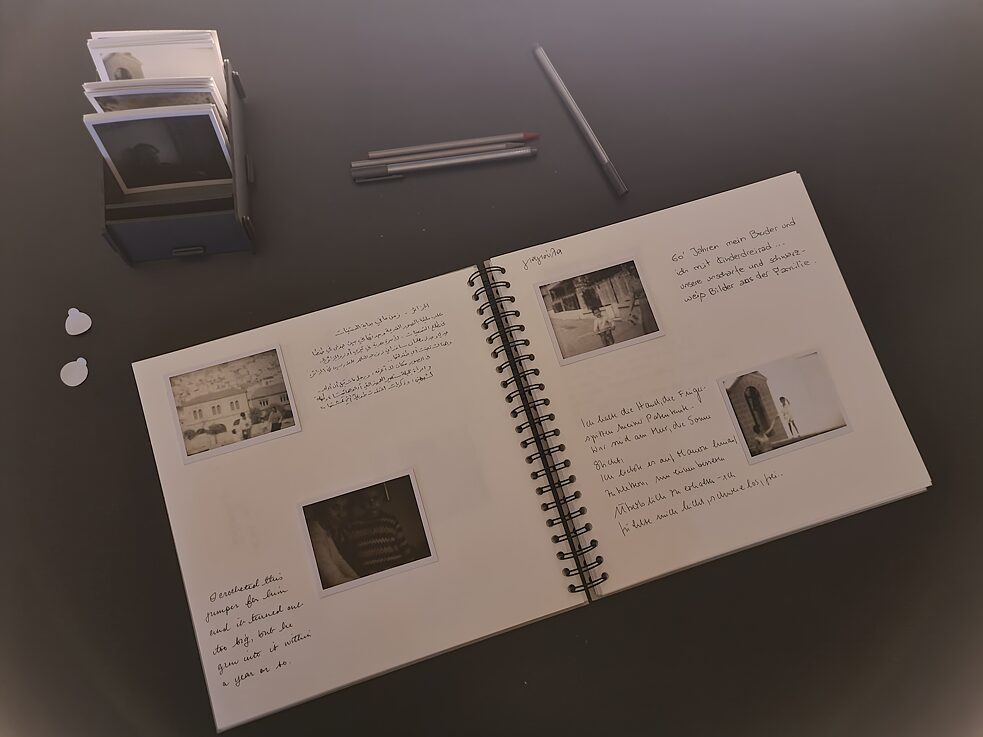 Teil der Ausstellung ist ein Album, in dem die Besucher Fotos und ihre Erinnerungen hinzufügen können. Auf der oberen linken Seite befindet sich die Erinnerung, die unser Blogger Ahmed Shawky dem Kunstwerk hinzugefügt hat.