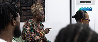 Mann in traditioneller Kleidung spricht im Gespräch
