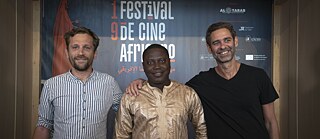 FCAT 2022 | Gabor Greiner (Films Boutique) junto a Thibaut Bracq (Festival Cine Marrakech) y Faissol Gnonlonfin (productor)