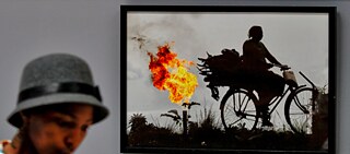 Chamas de gás no delta do Rio Níger: registro do fotógrafo nigeriano George Osodi na Galeria de Arte Durban durante a Conferência das Nações Unidas sobre Mudanças Climáticas de 2011.