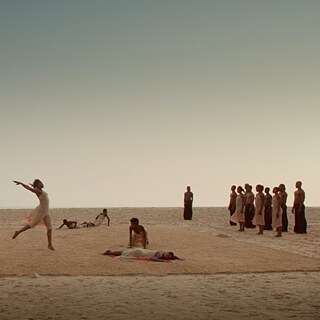 DANCING PINA fejrer den legendariske koreograf Pina Bauschs kunst og de mennesker, der nærmer sig hendes arbejde i dag. Billede fra filmen, hvor dansere på en strand i Senegal danser Pina Bauschs koreografier.