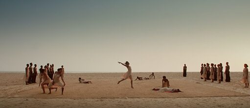 DANCING PINA feiert die Kunst der legendären Choreographin Pina Bausch und die Menschen, die sich ihrem Werk heute annähern. Bild aus dem Film, Tänzer*innen an einem Strand im Senegal tanzen Pina Bauschs Choreographien.