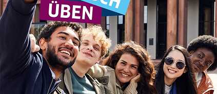 Gruppe junger Menschen, die in die Kamera lächeln