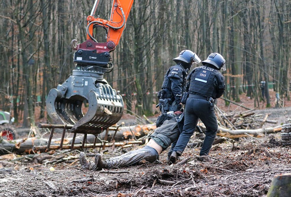 Ein Umweltdemonstrant wird von der Polizei aus dem Dannenröder Wald in Deutschland entfernt.
