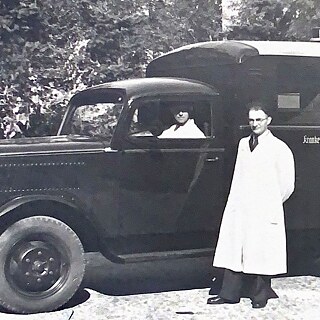 Jaques Abraham mit einem seiner Krankenwagen nach dem Krieg in Berlin