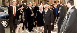 Einweihung der neuen Räumlichkeiten des Goethe-Instituts Riga am 21. Mai 1999. In der Mitte v.l. Dr. Ronald Ruprecht, Leiter des Goethe-Instituts Riga (1997-2000), Christiane Herzog, Ehegattin des Bundespräsidenten, Roman Herzog, Bundespräsident der Bundesrepublik Deutschland (1994-1999).