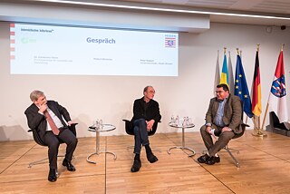 Gespräch zwischen EU-Kommissar Johannes Hahn, Robert Menasse und Peter Kapern, Deutschlandradio Studio Brüssel 