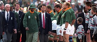 Nelson Mandela geht vor dem Finale der Rugby-Weltmeisterschaft im Ellis Park in Johannesburg an Francois Pienaar vorbei