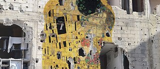 The Story Won't Die | Still: Mural, Klimt - Der Kuss