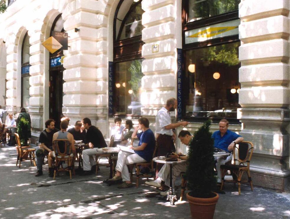 A Goethe-Institut irodalmi kávézója 1999-ben az Andrássy úton.