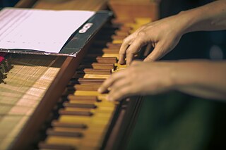 Lisa Schweiger spielt das Clavichord, Kinshasa 2022