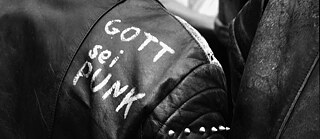 Veste en cuir avec écriture blanche « Gott sei Punk »