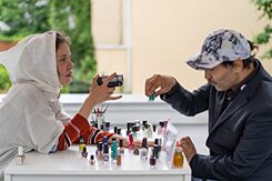 Performance “Painting on nails” di Borys Kashapov