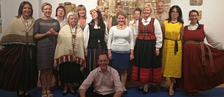 22. Juni 2018, Mitarbeiter und Mitarbeiterinnen des Goethe-Instituts Riga bei der Feier des Ligo-Festes im Institut.