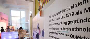 Eine beschriebene Wand. Wörter sind durchgestrichen und durch andere ersetzt. 