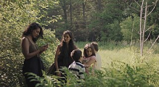 Un groupe des personnes dans une forêt. « Concrete Valley » arrêt sur l'image.
