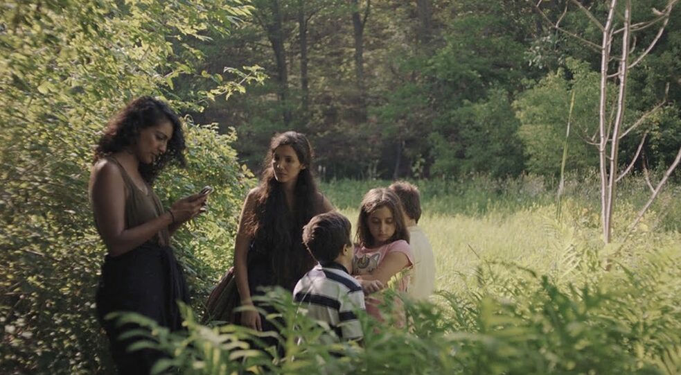 Un groupe des personnes dans une forêt. « Concrete Valley » arrêt sur l'image.
