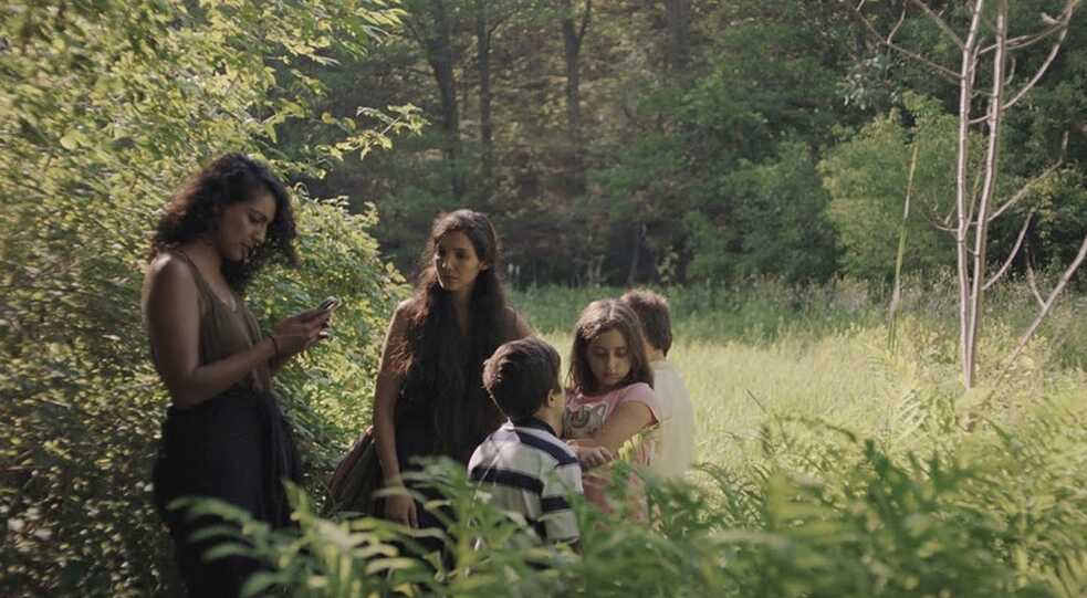 Un groupe des personnes dans une forêt. « Concrete Valley » arrêt sur l'image.