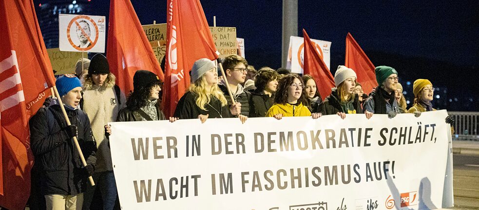 Πολίτες στην Αυστρία εκφράζουν την αντίθεσή τους στον δεξιό εξτρεμισμό. Διαδηλωτές και διαδηλώτριες στο Λιντς το 2023.