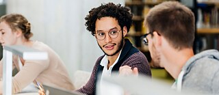 Leseclub in der Bibliothek 