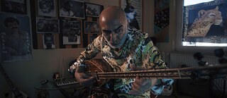 Un homme âgé fait de la musique