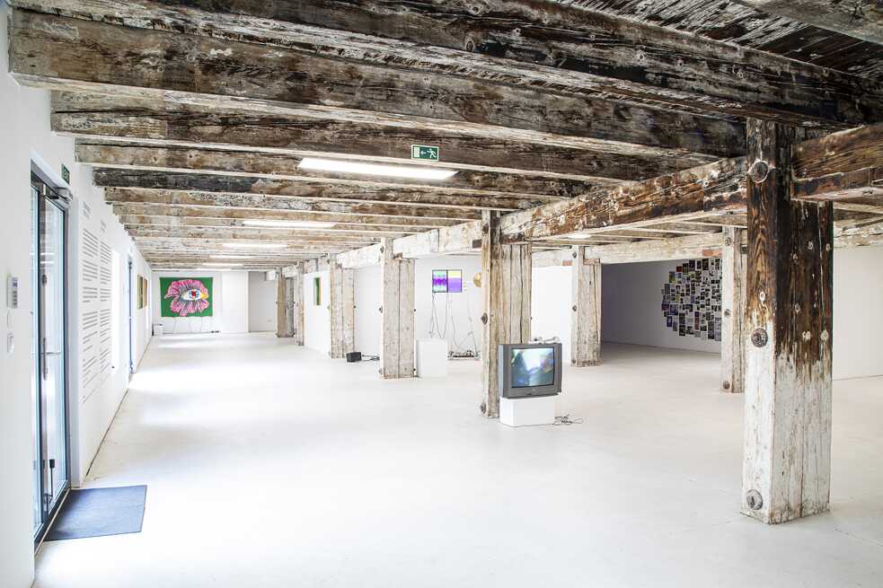 TECHNO WORLDS, Ausstellungsansicht am aqb mit Jeremy Shaws Video "Morning Has Broken"(2001) im Vordergrund und weiteren Werken im Bildhintergrund.