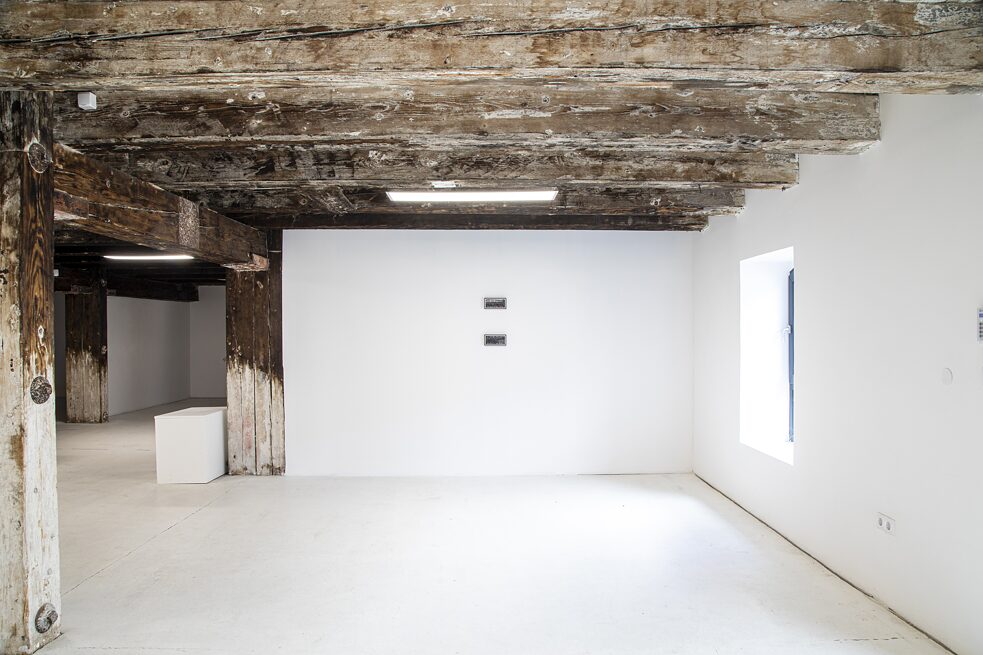 Ausstellungsansicht am aqb mit zwei Arbeiten aus Ryoji Ikedas "Systematics"-Serie (systematics [nº2-16] und systematics [nº2-17] (beide2014))