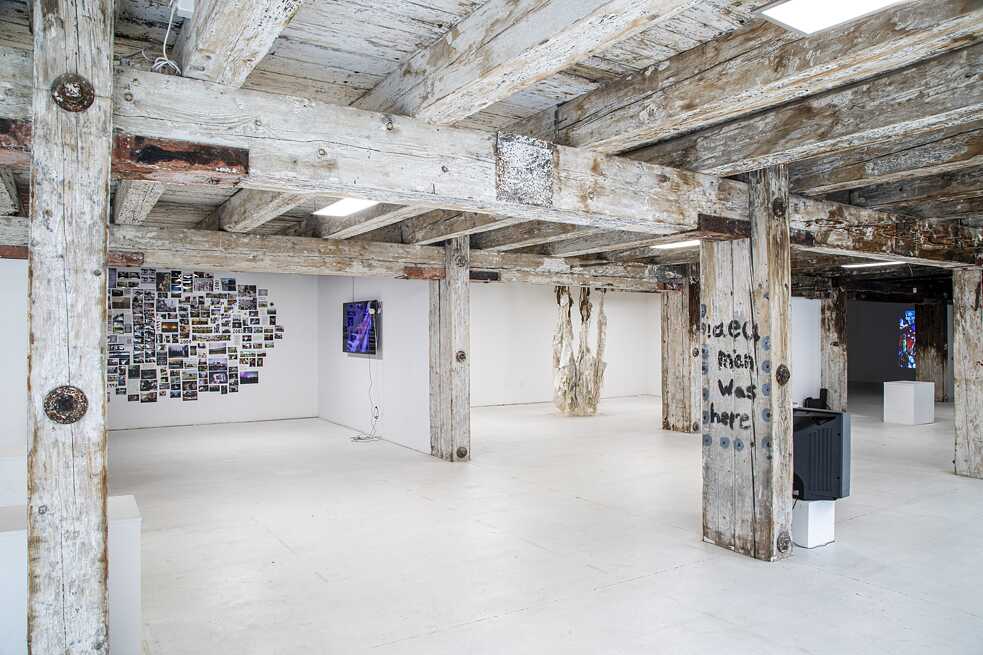 TECHNO WORLDS, Ausstellungsansicht am aqb 2021 mit Vinca Petersens "Timeline of a Raver" (extract from "A Life of Subversive Joy" (2020)) auf der linke Seite und Dominique Whites "A Refusal to Be Contained, a Refusal to Die" (2021) auf der rechten Seite.