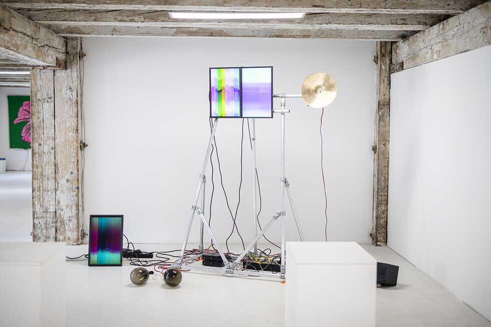 Robert Lippok, "Objects and Bodies" (2020), Klangmodule, Videosynthesizer, Becken, handgeblasene Resonanzkörper, Lautsprecher 