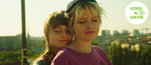 Lena Urzendowsky e Jella Haase nel film “Kokon”