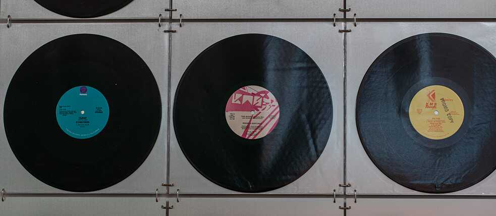 Maryam Jafri, Model 500, 2019, Metall, Vinyl-LPs, Plastik, Vinyl-Text, 685 x 335 cm, Courtesy Maryam Jafri, Detai