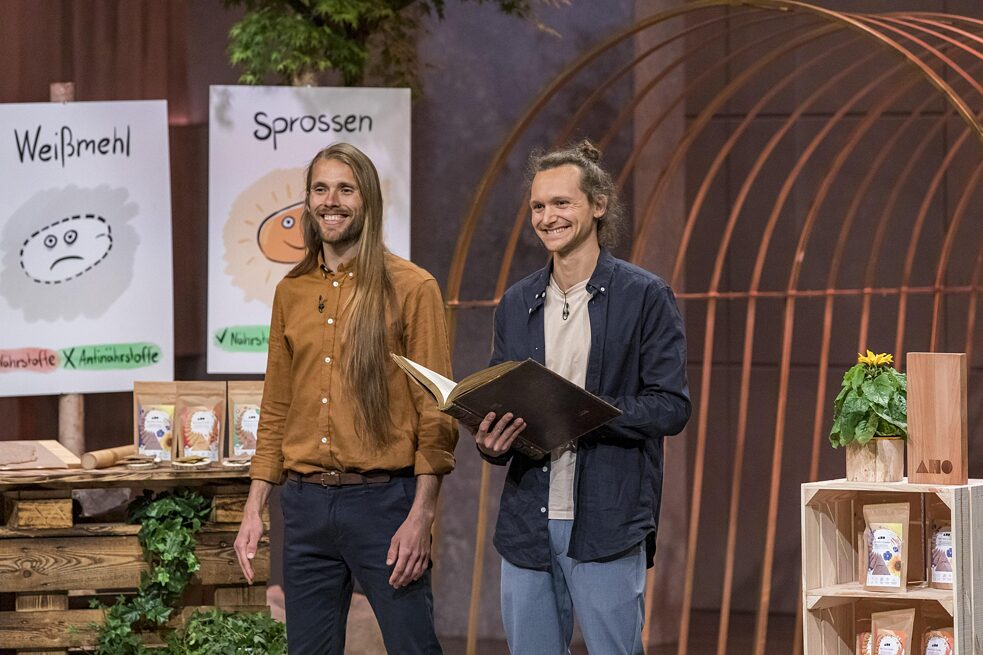 Alexander Wies a Jannis Birth (zľava) počas ich vystúpenia v ôsmej sérii televíznej show „V jame levovej” v roku 2020
