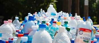 Viele leere Plastikflaschen 