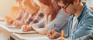   &copy; © Shutterstock Prüfung: Information und Kontakt