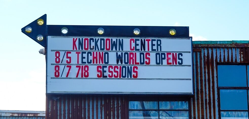Ankündigung der Ausstellung TECHNO WORLDS am Knockdown Center in New York 