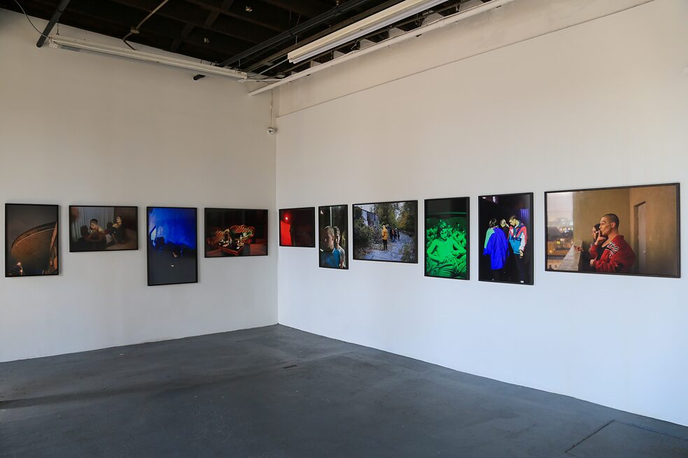 Tobias Zielony, aus der Serie "Maskirovka", 2017, Ausstellungsansicht am Knockdown Center, New York, 2022