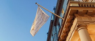 Die von der CSK-Familie gefertigte Fahne hängt vor unserem Gebäude 
