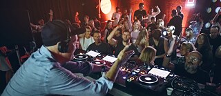 2022. gada augusts, DJ Tobi Neumann Ikgadējais elektroniskās deju mūzikas resursa “The Room” pasākums TheRoom LIVE “10 years of secrets”.