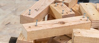 Holzstücke mit Schrauben
