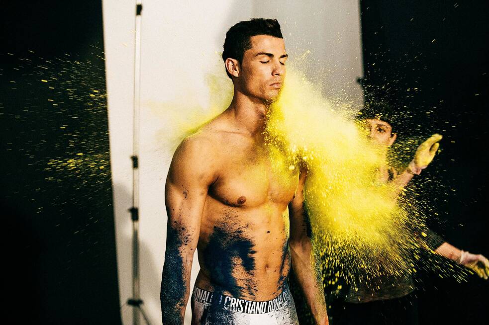 La estrella de fútbol Cristiano Ronaldo invita a sentir la “afinidad de usar la misma ropa interior”.
