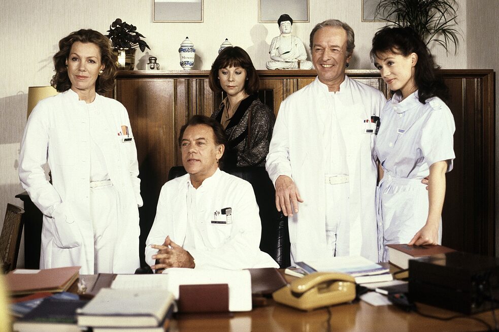 People in white lab coats inspire trust, like the medical team in the German TV series “Die Schwarzwaldklinik”.