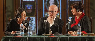 April 2011, die deutsche Schriftstellerin Nobelpreisträgerin Herta Müller ist zu Gast in Riga. Im Bild die Lesung aus „Atemschaukel“, v. l. Herta Müller, der Journalist Gints Grūbe, die Politikerin und Abgeordnete des Europäischen Parlaments Sandra Kalniete. 