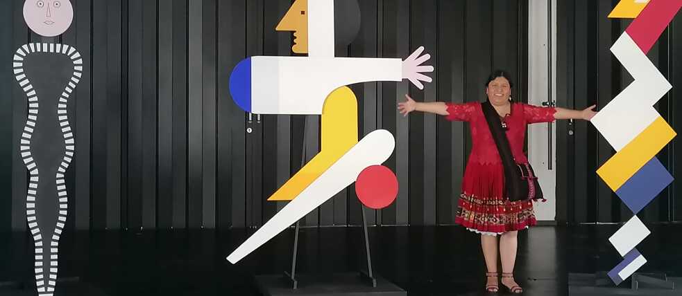 Elvira Espejo Ayca mit Figuren von Oskar Schlemmer im Bauhausgebäude in Dessau