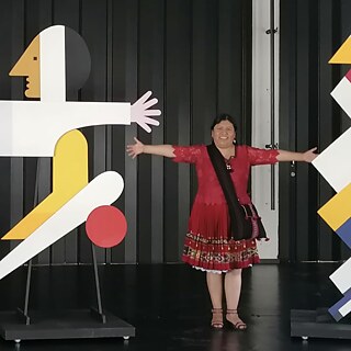 Elvira Espejo Ayca mit Figuren von Oskar Schlemmer im Bauhausgebäude in Dessau