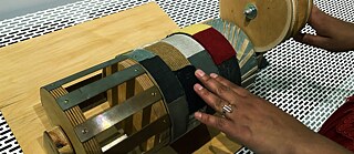 „Auf Tuchfühlung“ – Drehbare Trommel zur Ertastung verschiedener Textiloberflächen im Bauhaus Museum Dessau