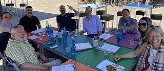 Die internationalen Klimaexpert*innen im Gespräch mit Professor Horst Sterr, der für die Gruppe an der Universität Kiel eine Diskussionsrunde zum Thema Küstenschutz organisierte 