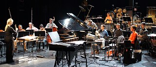 Oktober 2013, Im Rahmen des Projekts „Woher? Wohin? Mythen – Nation – Identitäten“ setzten sich junge Komponisten aus Mittel- und Osteuropa mit historischen und aktuellen Mythen nationalstaatlicher Identitäts- und Sinnstiftung auseinander. Die daraus entstandenen Kompositionen wurden an zwei Konzertabenden in Riga aufgeführt; eingespielt vom Ensemble Modern unter der Leitung von Anu Tali.