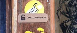 September 2013, während der kleinen, provokativen OCCUPY ME-Kampagne "Survival Kit": als Aufkleber, die auf leerstehende Gebäude geklebt wurden, eine unerwartet große Resonanz fanden und die Gründung von FREE RIGA in Gang brachten. 